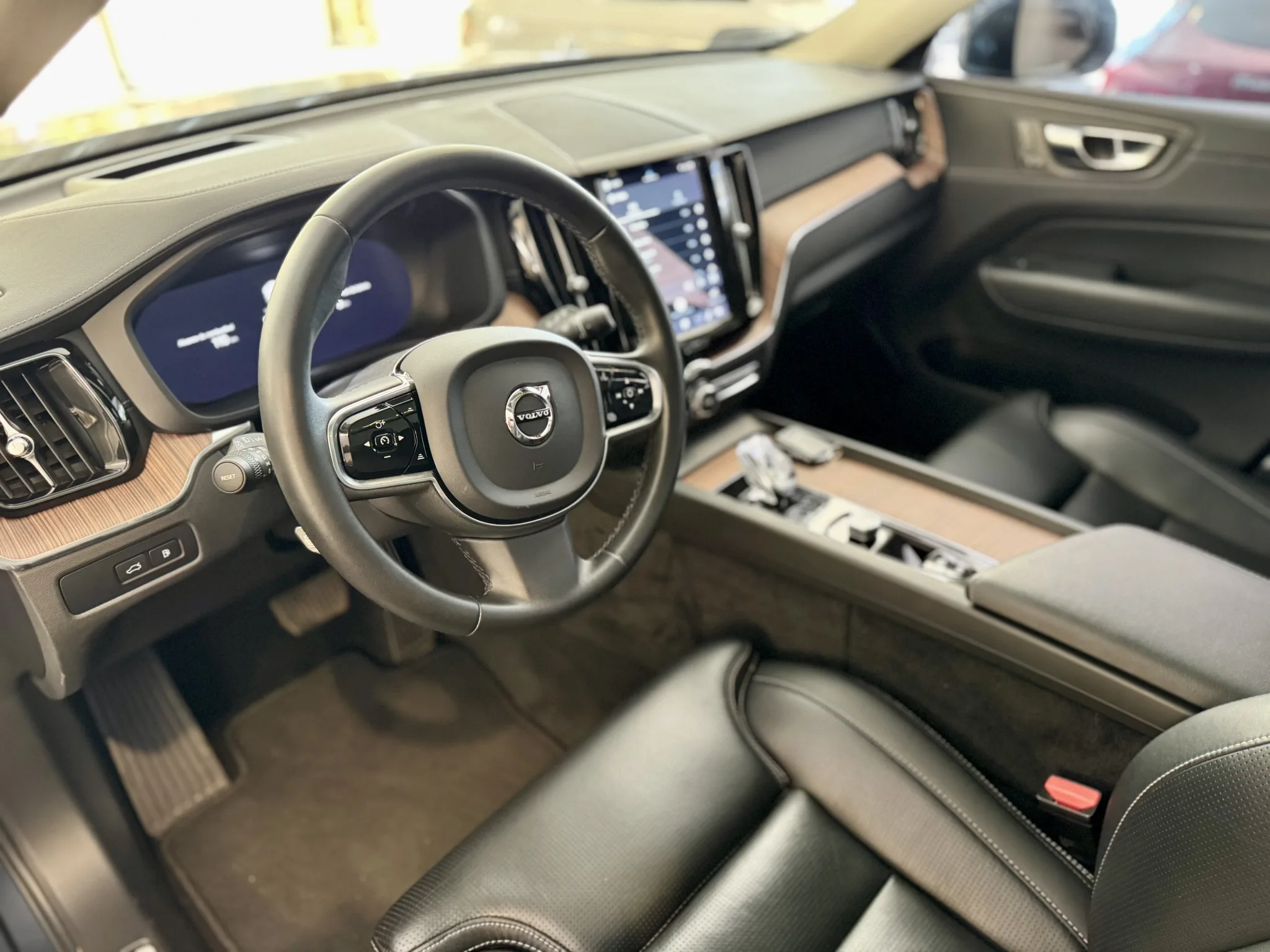 Volvo XC60 2023 — foto 8